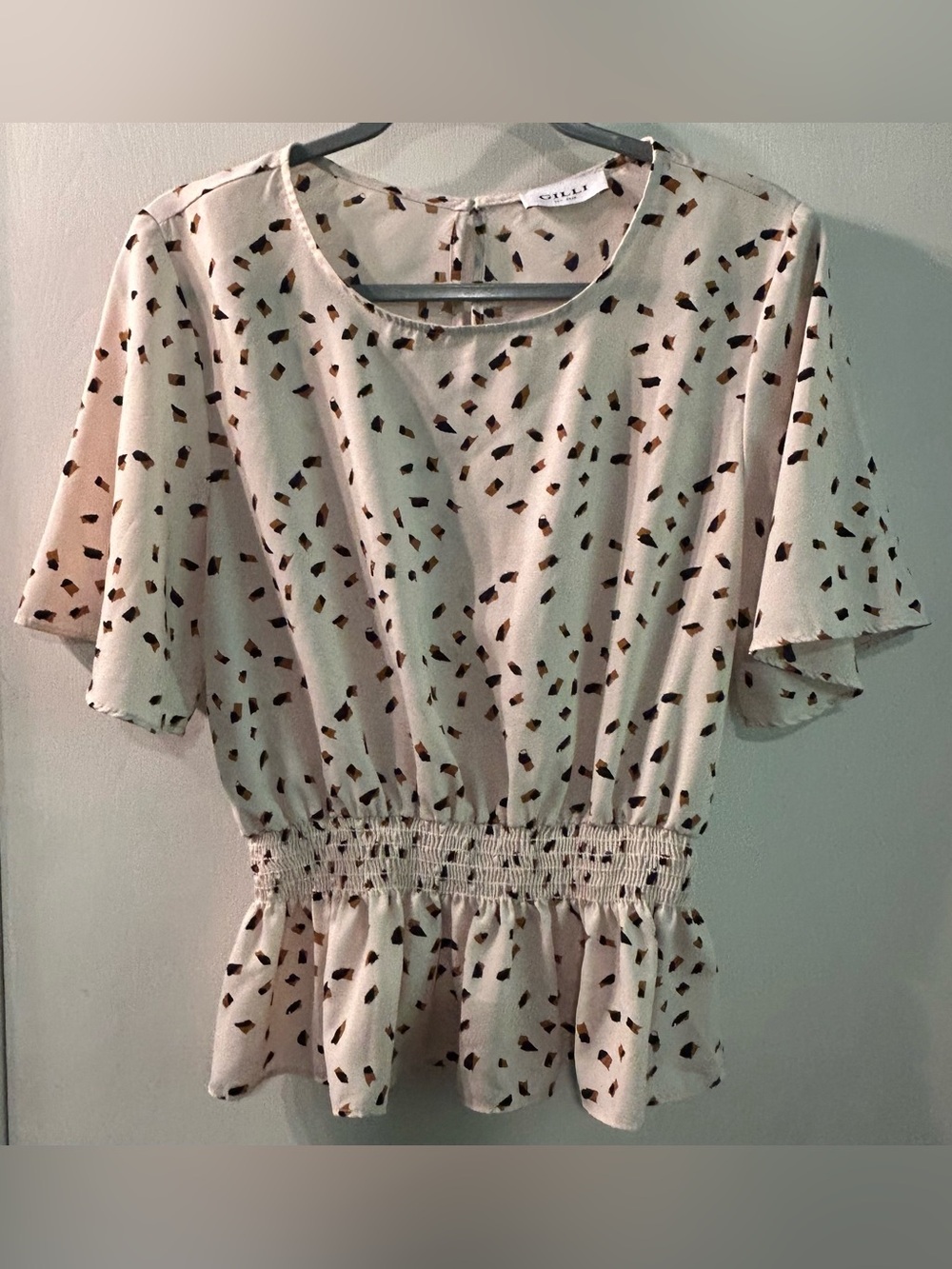Gilli Cream Printed Smocked-Waist Flutter Sleeve Blouse Size S